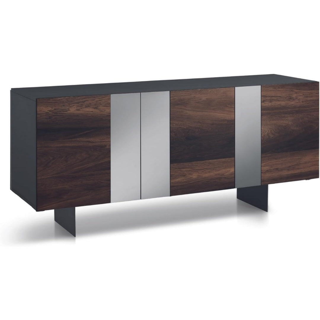 Ein Spiegel und 3 Tueren an dem Sideboard
