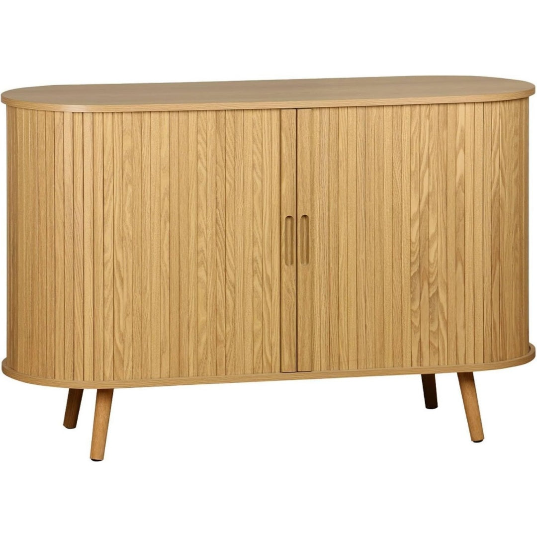 Schiebetueren und geschlossenen Stauraum bestimmen das Sideboard