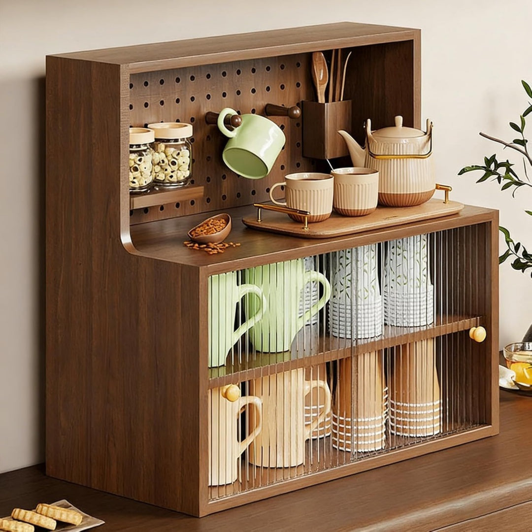 Schiebetueren und Glastueren an dem Sideboard