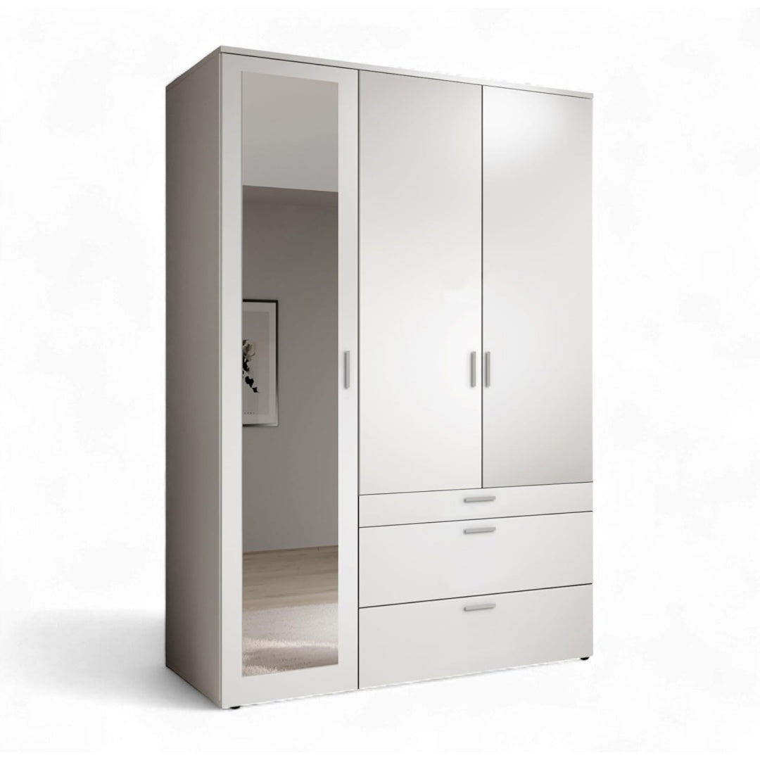 Schubladen und einen Spiegel an dem Kleiderschrank