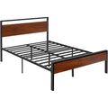 Das Boxspringbett vereint ein Metallgestell mit einer Fussauflage