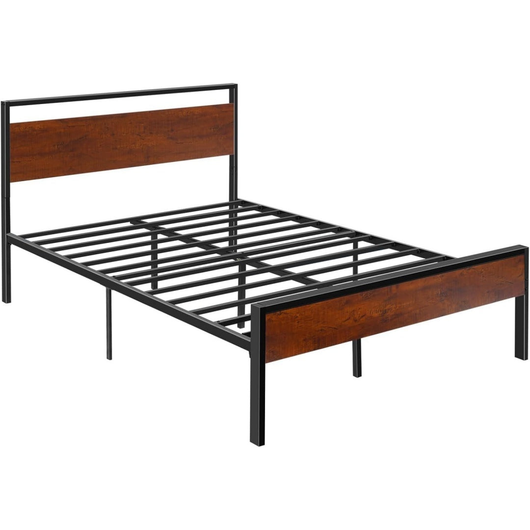 Das Boxspringbett vereint ein Metallgestell mit einer Fussauflage
