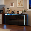 2 Schubladen treffen auf LED Beleuchtung an dem Sideboard
