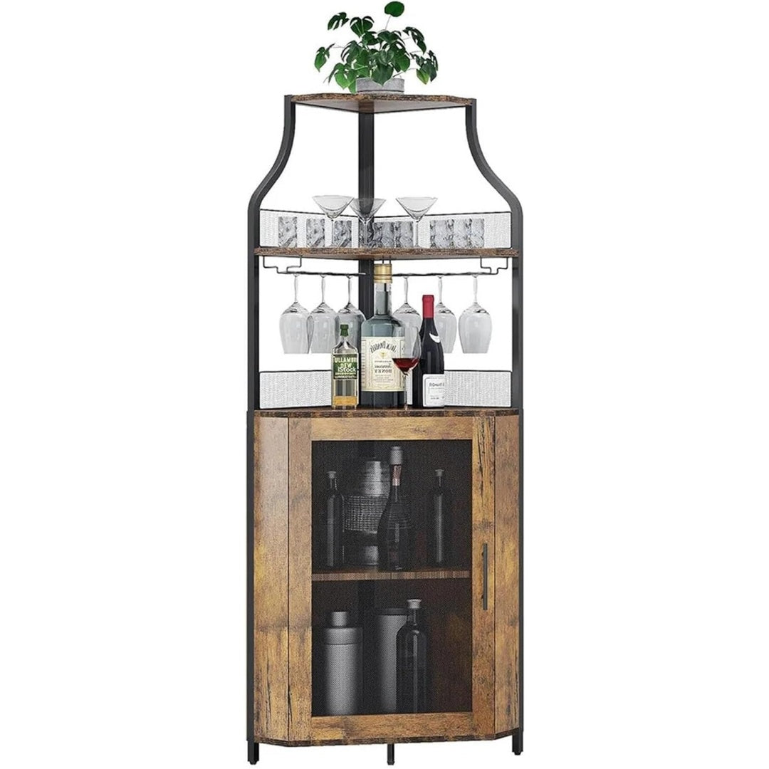 Flaschenablagen praegen das Sideboard in Naturbraun und Schwarz