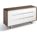 Sanft schliessende Fronten praegen das Sideboard aus Metall