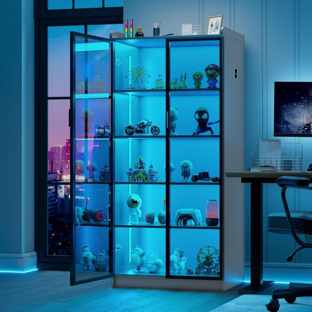 LED Beleuchtung und Schubladen an der Vitrine