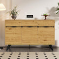 3 Tueren treffen auf Holzoptik an dem Sideboard