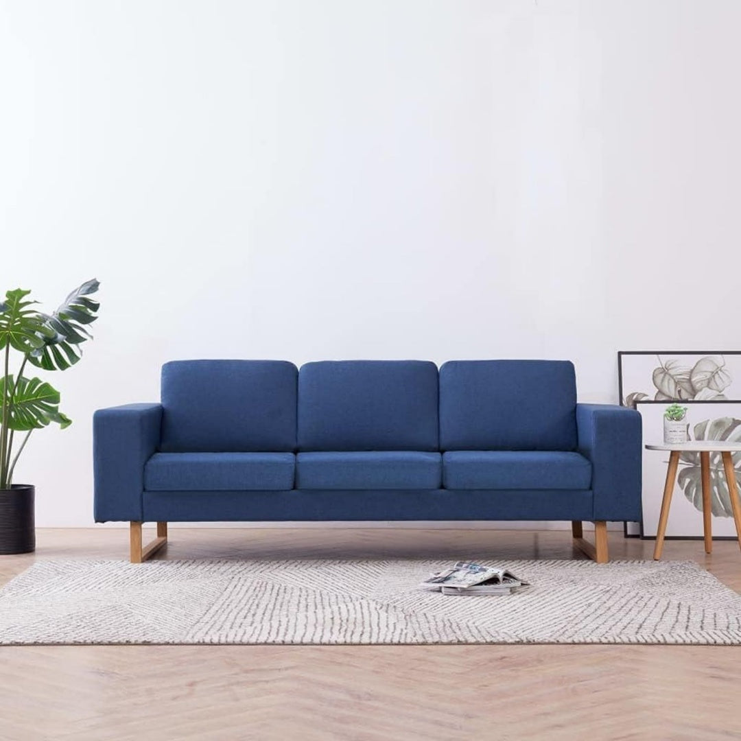 Weiche Polster an dem Sofa in Blau