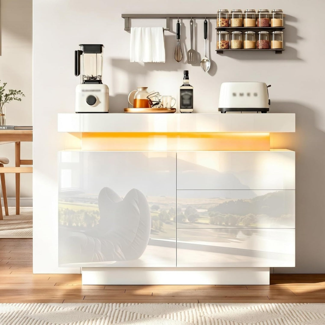 Sideboard mit LED Beleuchtung, grifflosen Fronten und glaenzenden Oberflaechen