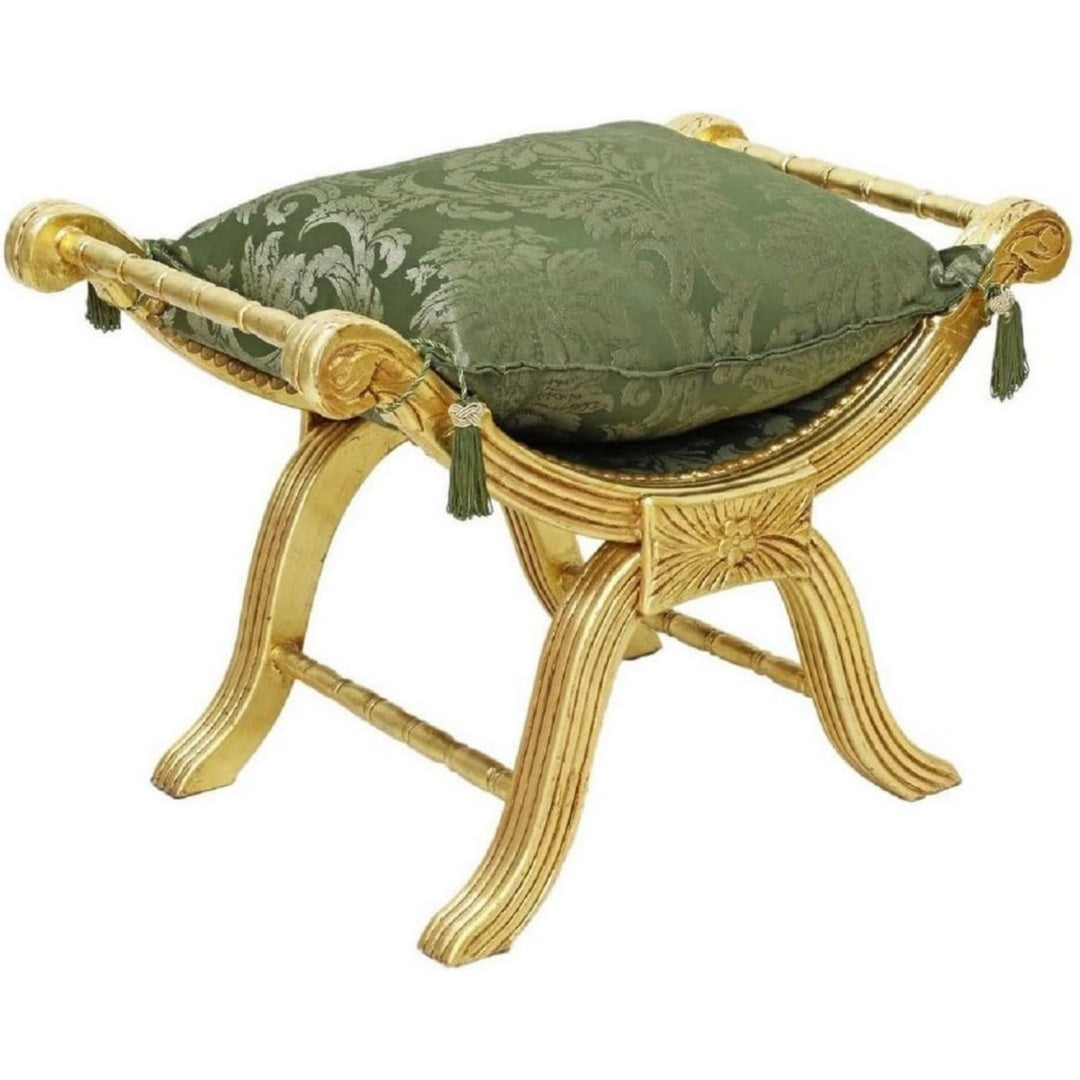Eine Gestaltung in Gruen und Gold kennzeichnet den Hocker