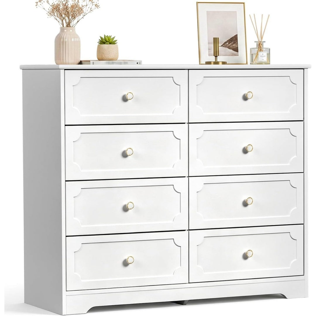 Weiss bestimmt die Farbgebung von dem Sideboard