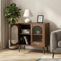 Glastueren und ein Metallgestell an dem Sideboard