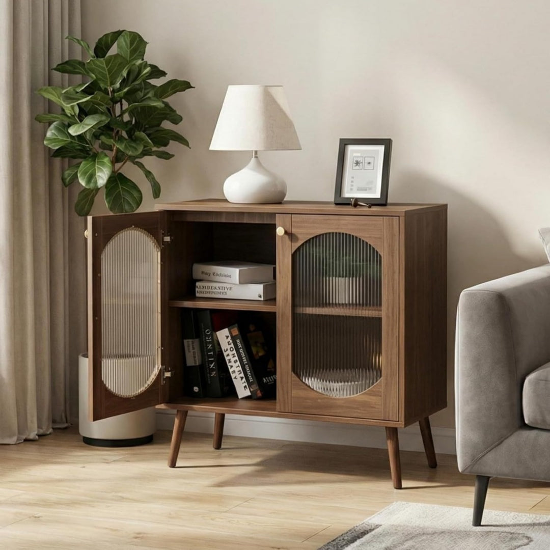 Glastueren und ein Metallgestell an dem Sideboard