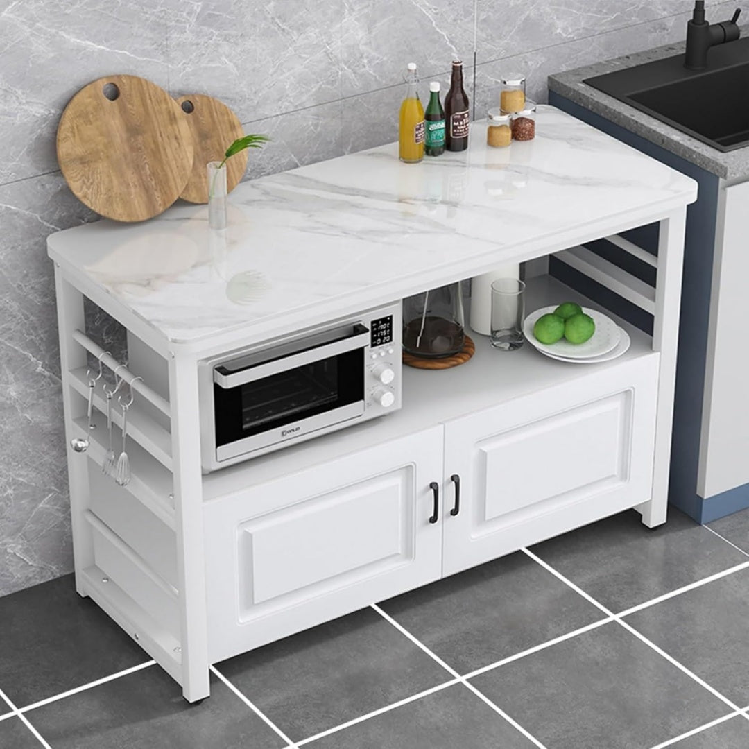 Ein Metallgestell an dem Sideboard in Weiss